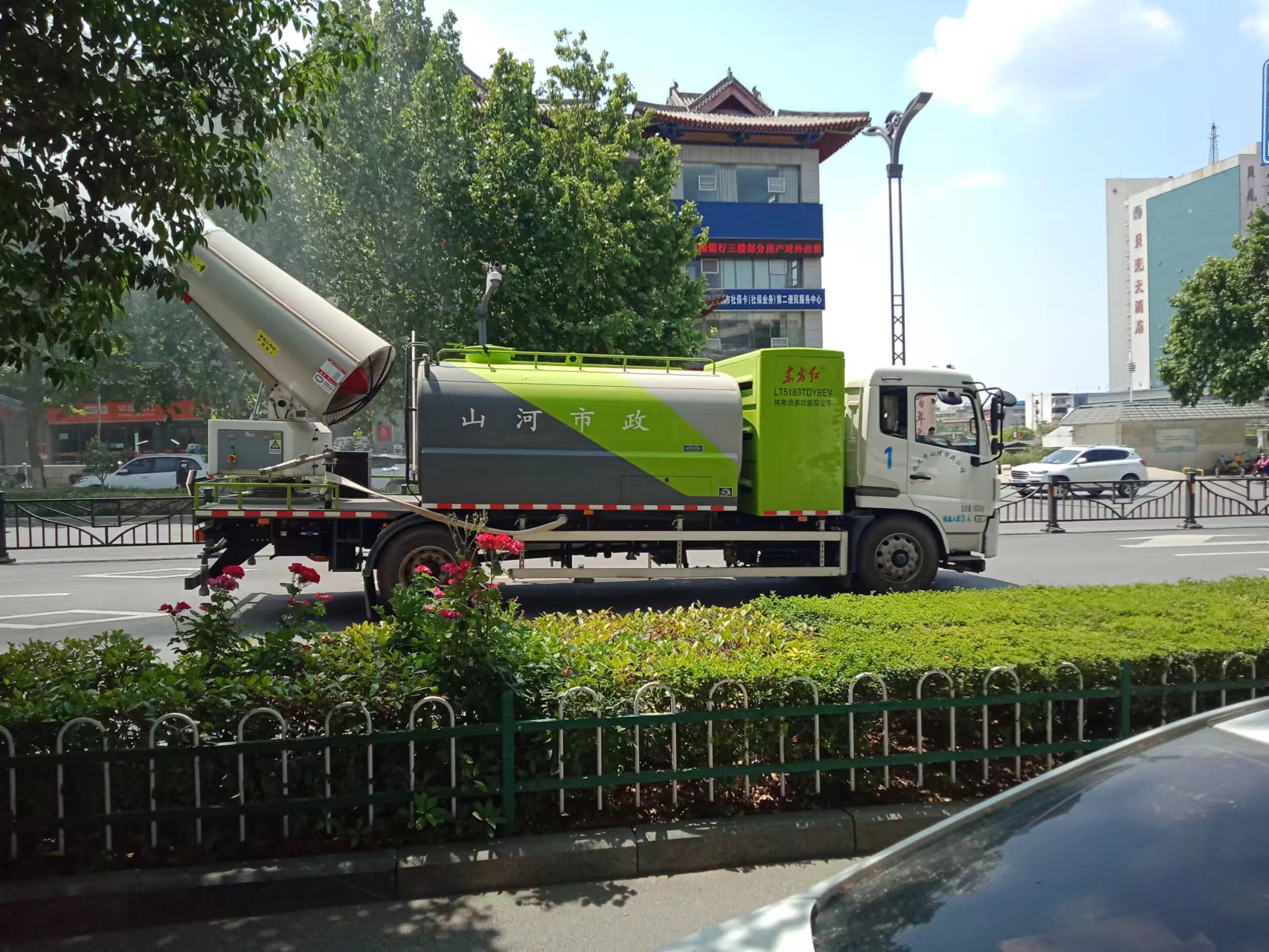 東方紅牌純電動(dòng)抑塵車助力縣域環(huán)境潔凈