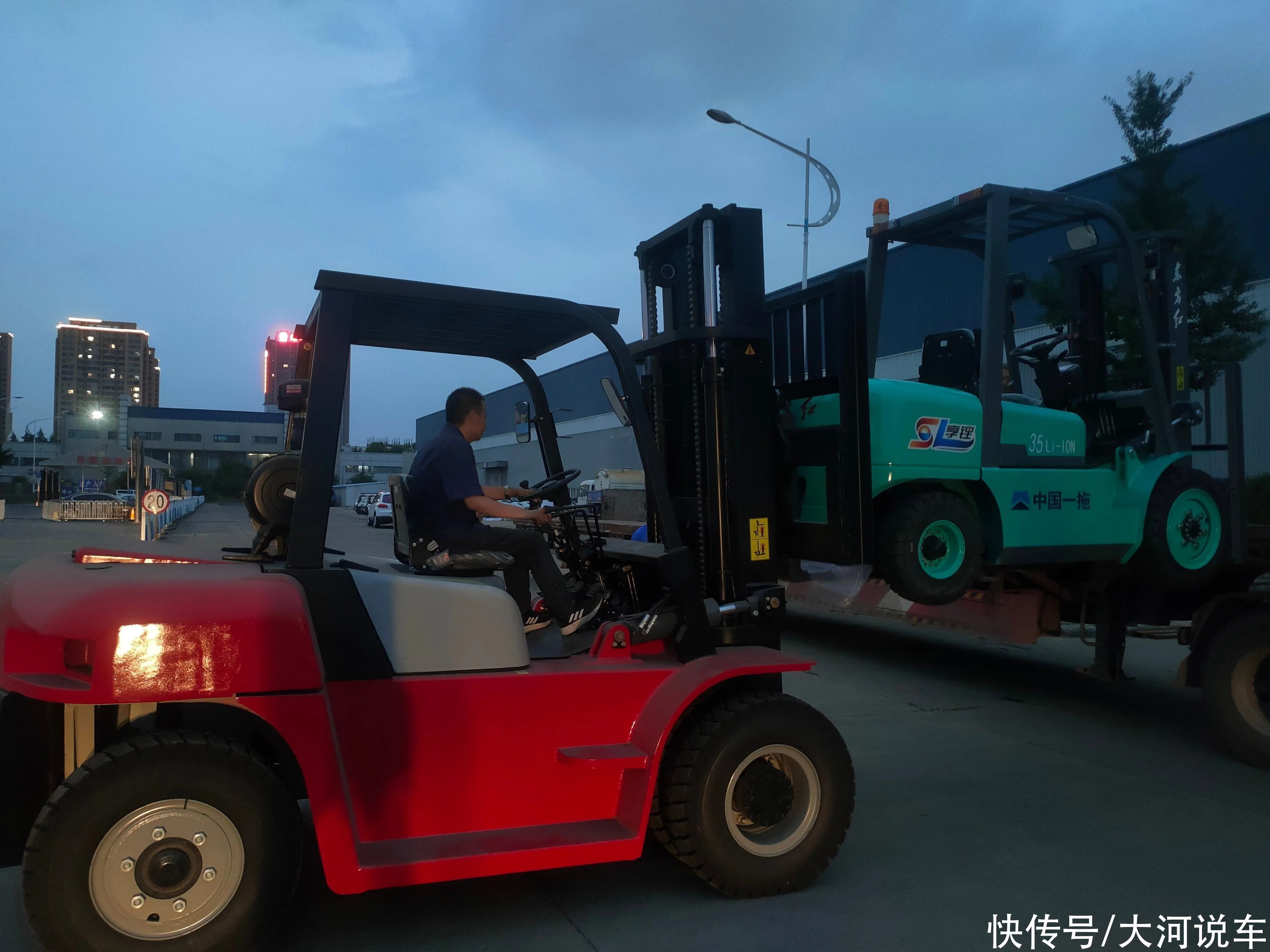 搭載鈦酸鋰電池，東方紅CPD型3.5t叉車交付用戶